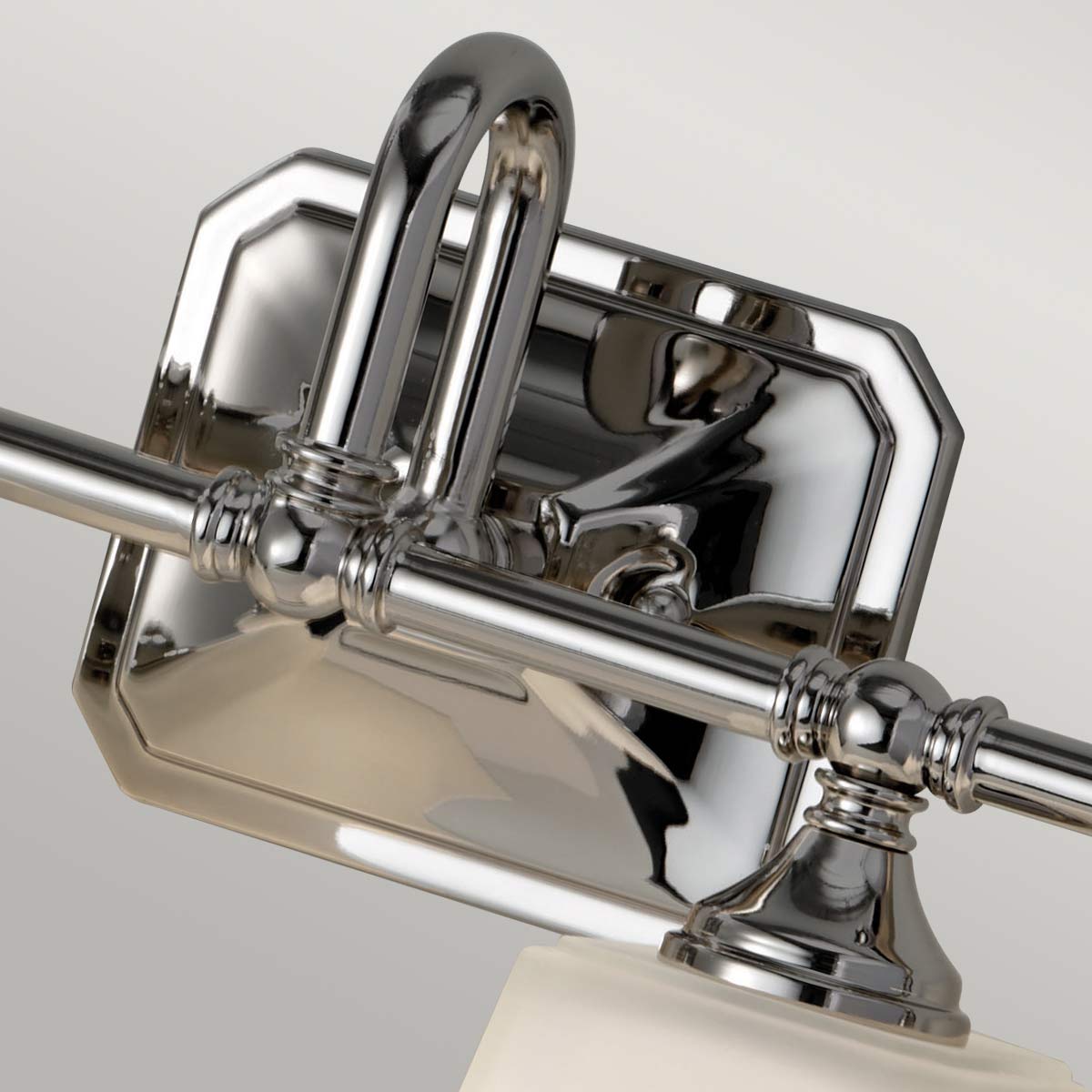 Concord 76cm Chrome lampe de salle de bain De Elstead Lighting - Il est fabriqué en acier et en verre de haute qualité et présente une finition chromée élégante qui lui donne une sensation de luxe.