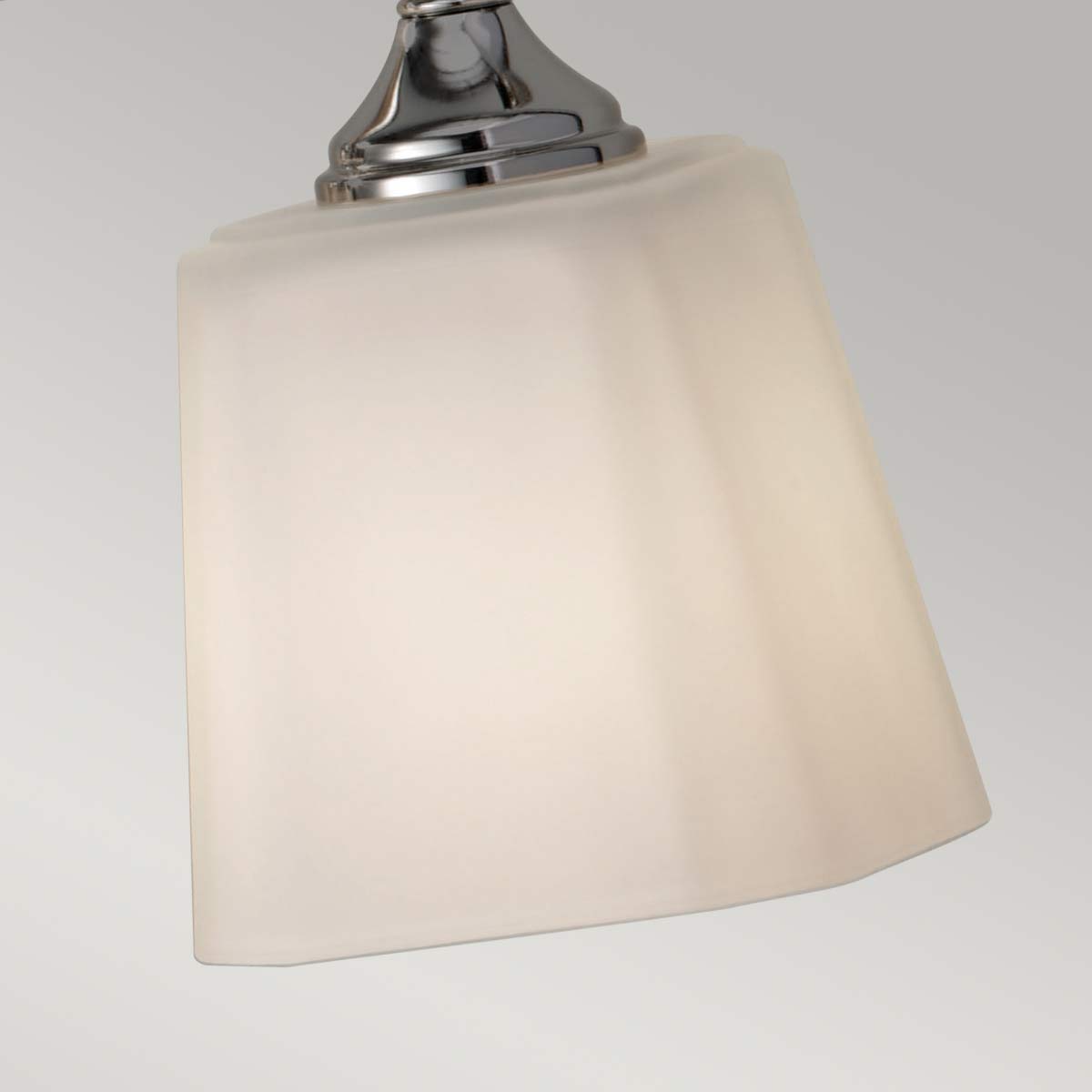 Concord 76cm Chrome lampe de salle de bain De Elstead Lighting - Il est fabriqué en acier et en verre de haute qualité et présente une finition chromée élégante qui lui donne une sensation de luxe.