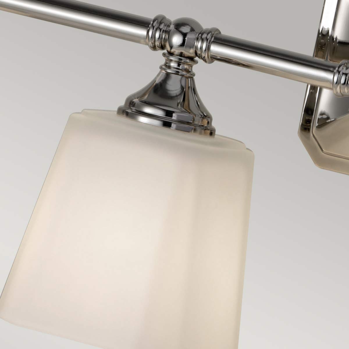Concord 76cm Chrome lampe de salle de bain De Elstead Lighting - Il est fabriqué en acier et en verre de haute qualité et présente une finition chromée élégante qui lui donne une sensation de luxe.