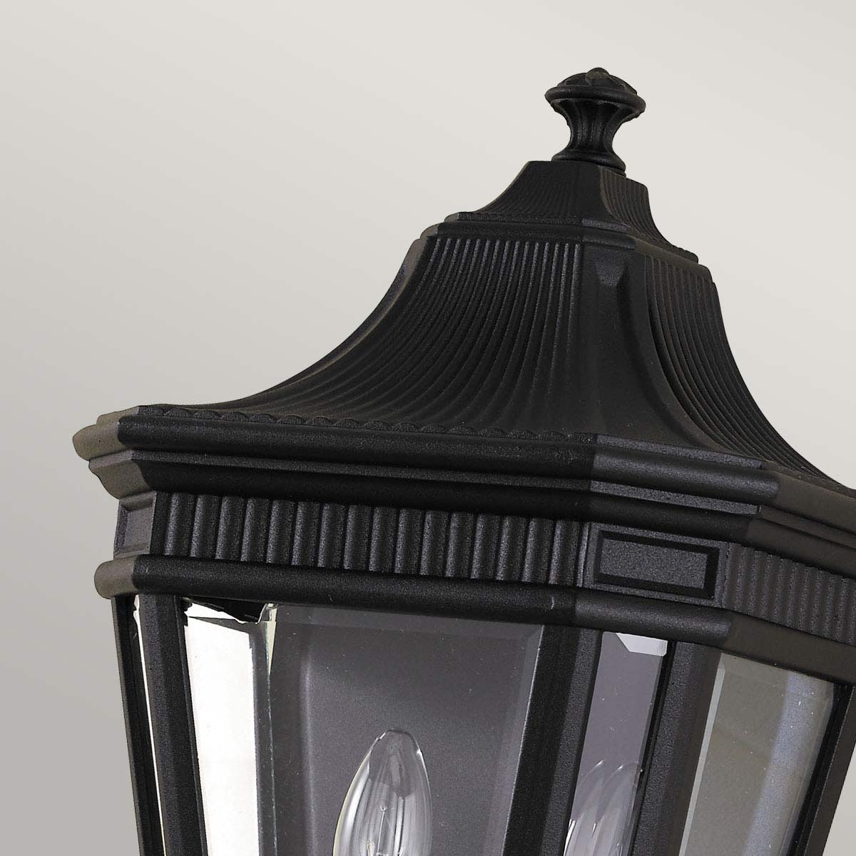 Cotswold Lane Noir lampe d’extérieur De Elstead Lighting - L'applique murale Cotswold a un design classique rappelant les lanternes à gaz anciennes, avec des détails rappelant les moulures architecturales.