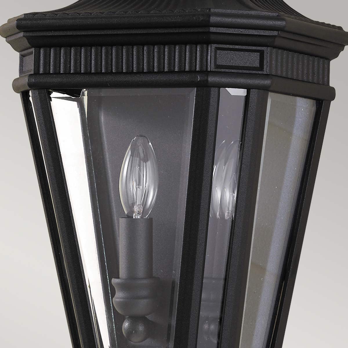 Cotswold Lane Noir lampe d’extérieur De Elstead Lighting - L'applique murale Cotswold a un design classique rappelant les lanternes à gaz anciennes, avec des détails rappelant les moulures architecturales.