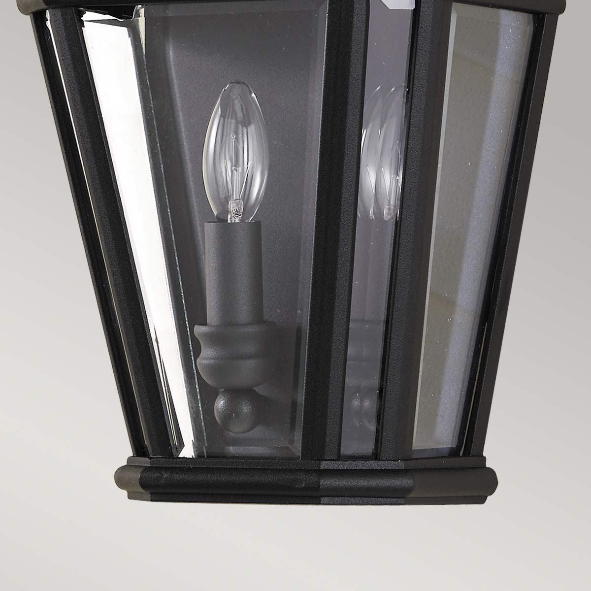 Cotswold Lane Noir lampe d’extérieur De Elstead Lighting - L'applique murale Cotswold a un design classique rappelant les lanternes à gaz anciennes, avec des détails rappelant les moulures architecturales.