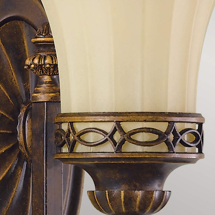 Drawing Room 25cm Bronze applique murale De Elstead Lighting - Ljusk&auml;llan omfamnas av det dekorativa glaset som bidrar med en fin och harmonisk ljusspridning i rummet.