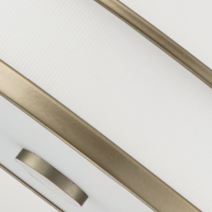 Fusion Ø34 Laiton plafonnier De Elstead Lighting - Le cadre est &eacute;quip&eacute; de verre opale nervur&eacute; sur les c&ocirc;t&eacute;s et d'un d&ocirc;me en verre en bas comme diffuseur, cr&eacute;ant un effet d'&eacute;clairage fascinant.