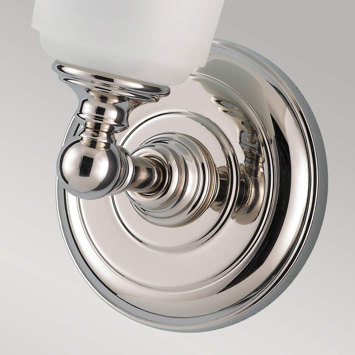 Huguenot Lake Ø13 Chrome poli lampe de salle de bain De Elstead Lighting - Les &eacute;l&eacute;gants d&eacute;tails ronds et les cadres taill&eacute;s &agrave; la main transmettent un sentiment d'artisanat traditionnel, tandis que le verre opale cr&eacute;e une lumi&egrave;re douce et invitante.