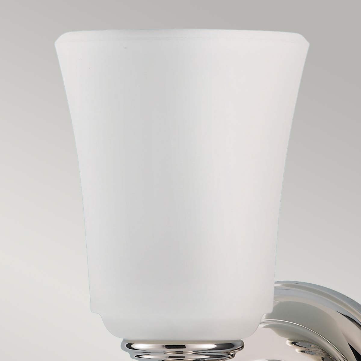 Huguenot Lake Ø13 Chrome poli lampe de salle de bain De Elstead Lighting - Les &eacute;l&eacute;gants d&eacute;tails ronds et les cadres taill&eacute;s &agrave; la main transmettent un sentiment d'artisanat traditionnel, tandis que le verre opale cr&eacute;e une lumi&egrave;re douce et invitante.
