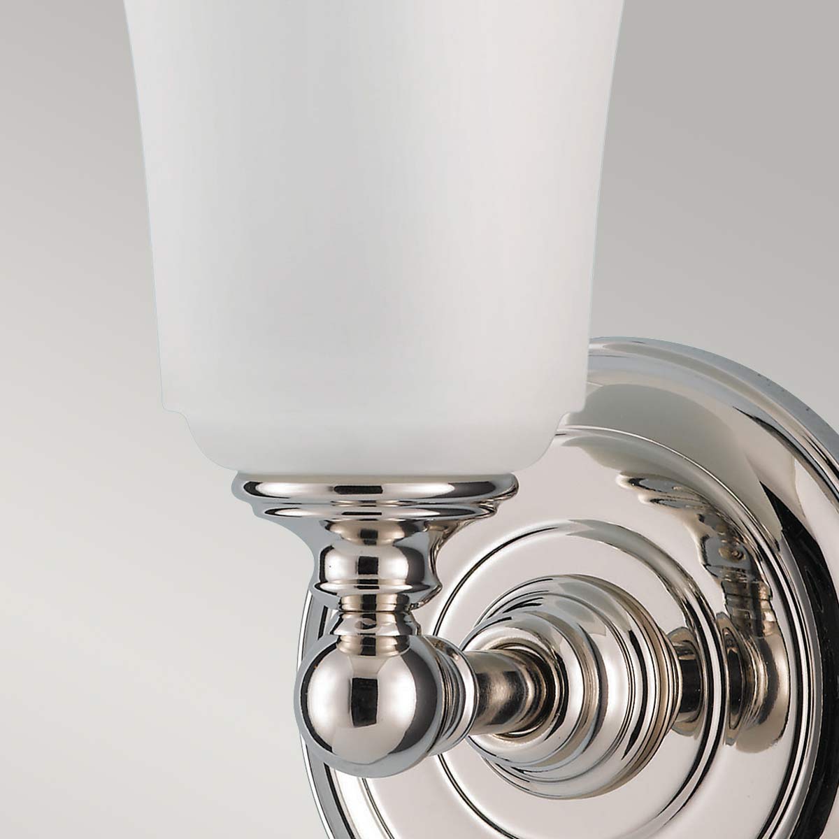 Huguenot Lake Ø13 Chrome poli lampe de salle de bain De Elstead Lighting - Les &eacute;l&eacute;gants d&eacute;tails ronds et les cadres taill&eacute;s &agrave; la main transmettent un sentiment d'artisanat traditionnel, tandis que le verre opale cr&eacute;e une lumi&egrave;re douce et invitante.