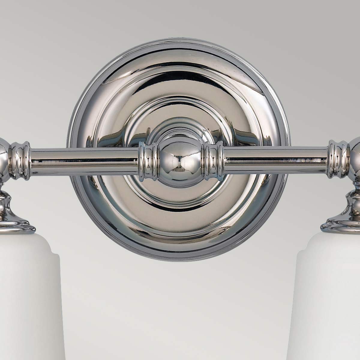 Huguenot Lake 33cm Chrome poli lampe de salle de bain De Elstead Lighting - Les élégants détails ronds et les cadres taillés à la main transmettent un sentiment d'artisanat traditionnel, tandis que le verre opale crée une lumière douce et invitante.