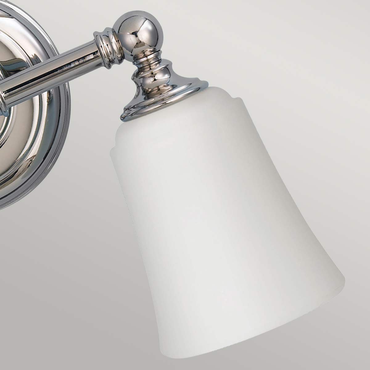 Huguenot Lake 33cm Chrome poli lampe de salle de bain De Elstead Lighting - Les élégants détails ronds et les cadres taillés à la main transmettent un sentiment d'artisanat traditionnel, tandis que le verre opale crée une lumière douce et invitante.