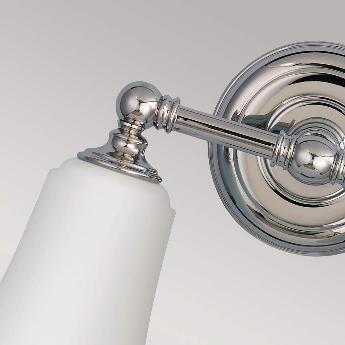 Huguenot Lake 33cm Chrome poli lampe de salle de bain De Elstead Lighting - Les élégants détails ronds et les cadres taillés à la main transmettent un sentiment d'artisanat traditionnel, tandis que le verre opale crée une lumière douce et invitante.