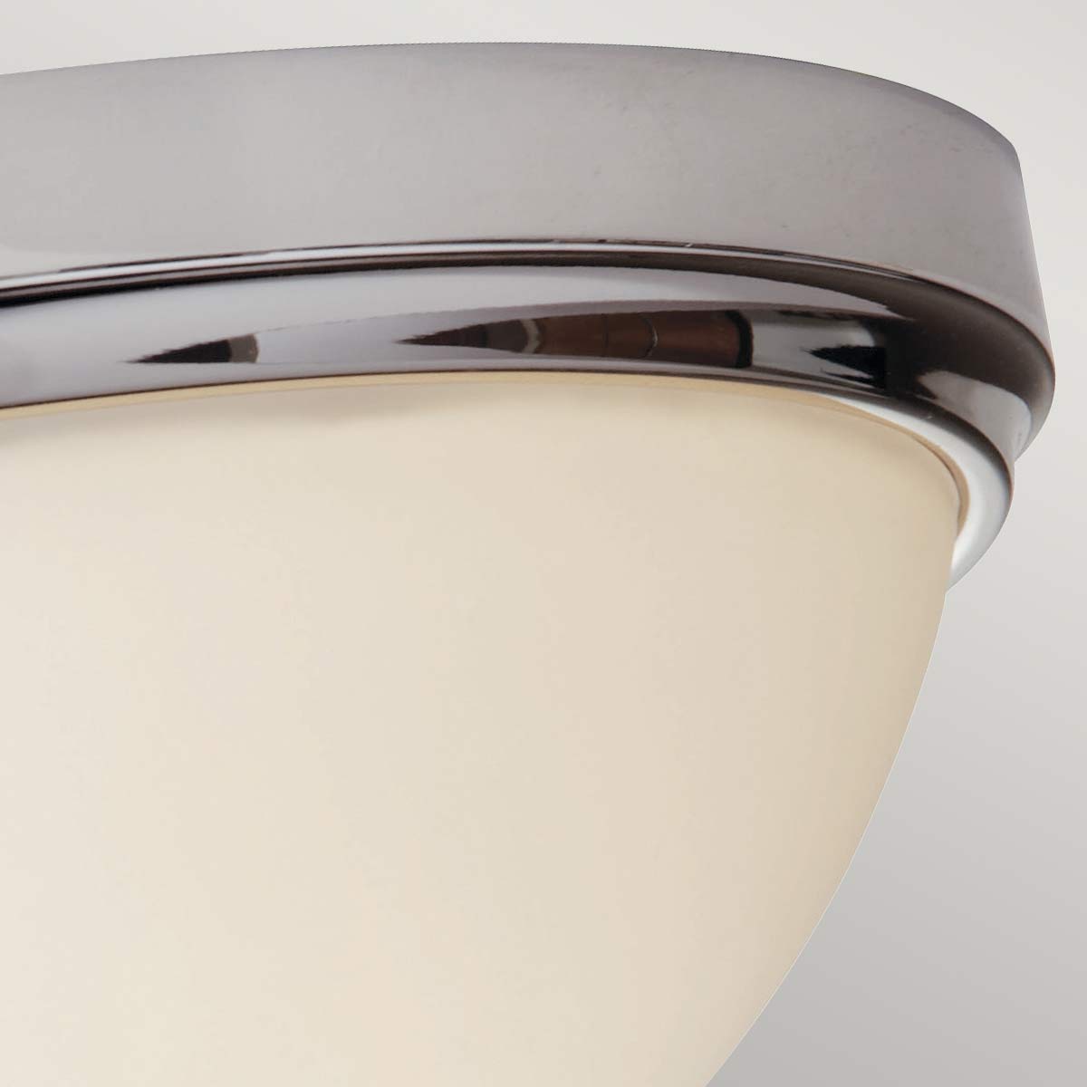 Malibu Ø34 Chrome poli lampe de salle de bain De Elstead Lighting - Il présente un design élégant avec un dôme en verre gravé en opale qui émet une lumière douce et agréable.
