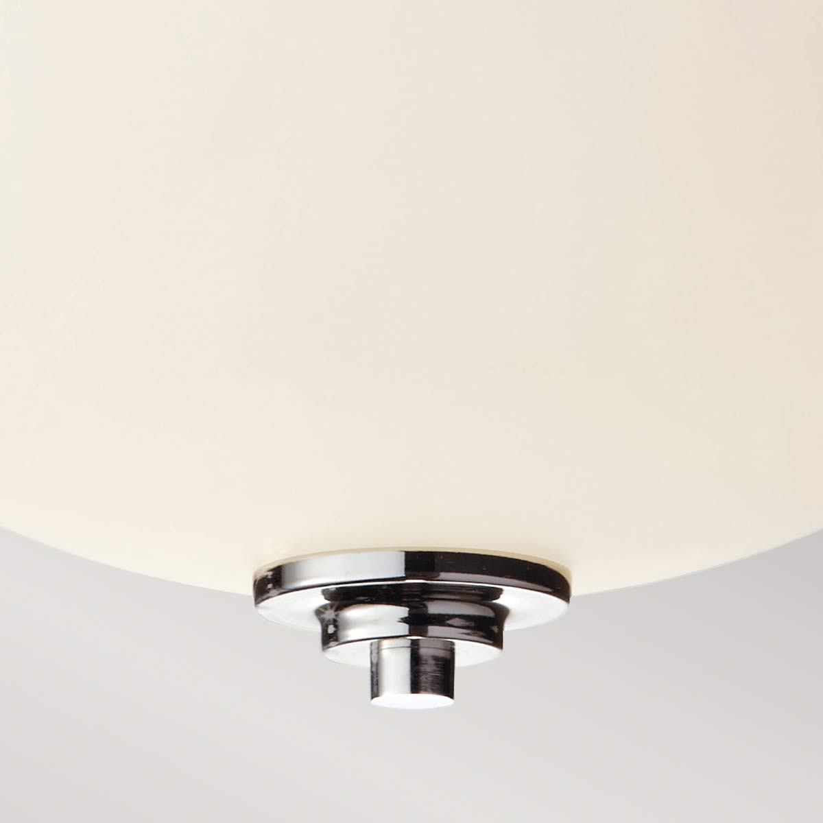 Malibu Ø34 Chrome poli lampe de salle de bain De Elstead Lighting - Il présente un design élégant avec un dôme en verre gravé en opale qui émet une lumière douce et agréable.