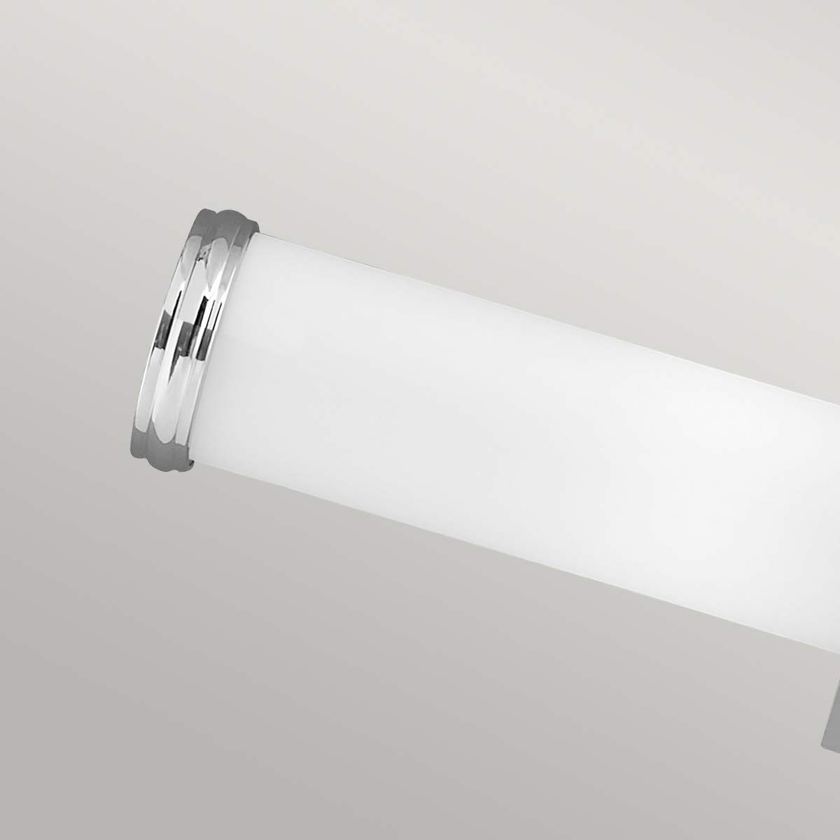 Payne 50cm Chrome poli lampe de salle de bain De Elstead Lighting - Avec son indice de protection IP44, la lampe est parfaite pour les environnements de salle de bain et ajoute un d&eacute;tail &eacute;l&eacute;gant &agrave; l'int&eacute;rieur.