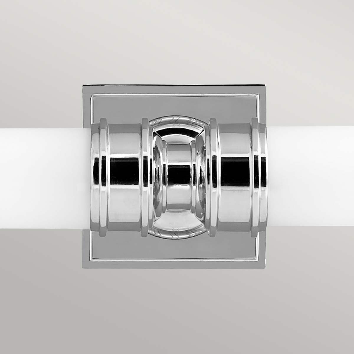 Payne 50cm Chrome poli lampe de salle de bain De Elstead Lighting - Avec son indice de protection IP44, la lampe est parfaite pour les environnements de salle de bain et ajoute un d&eacute;tail &eacute;l&eacute;gant &agrave; l'int&eacute;rieur.