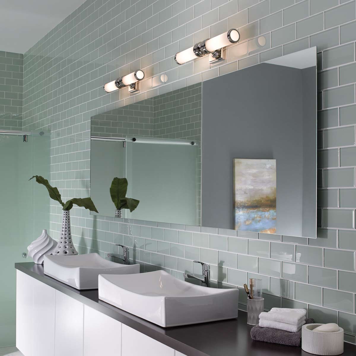 Payne 50cm Chrome poli lampe de salle de bain De Elstead Lighting - Avec son indice de protection IP44, la lampe est parfaite pour les environnements de salle de bain et ajoute un d&eacute;tail &eacute;l&eacute;gant &agrave; l'int&eacute;rieur.