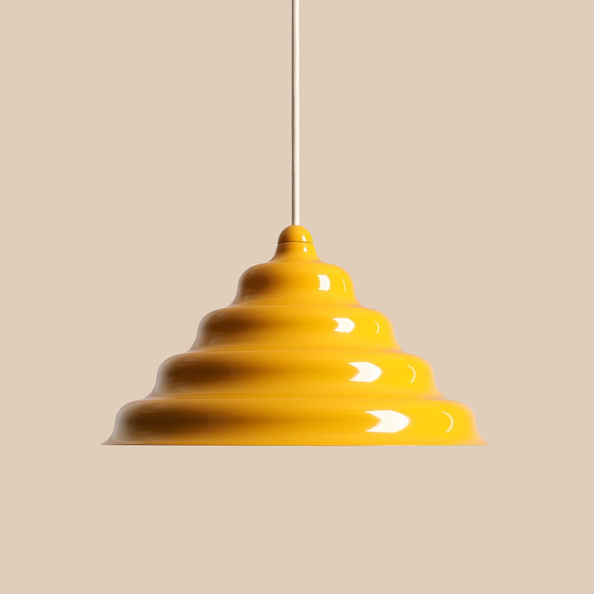 Wave Ø30 Jaune suspension De Artera - Wave est une suspension moderne au design rétro, ce qui en fait une lumière polyvalente qui s'intègre dans n'importe quelle maison.