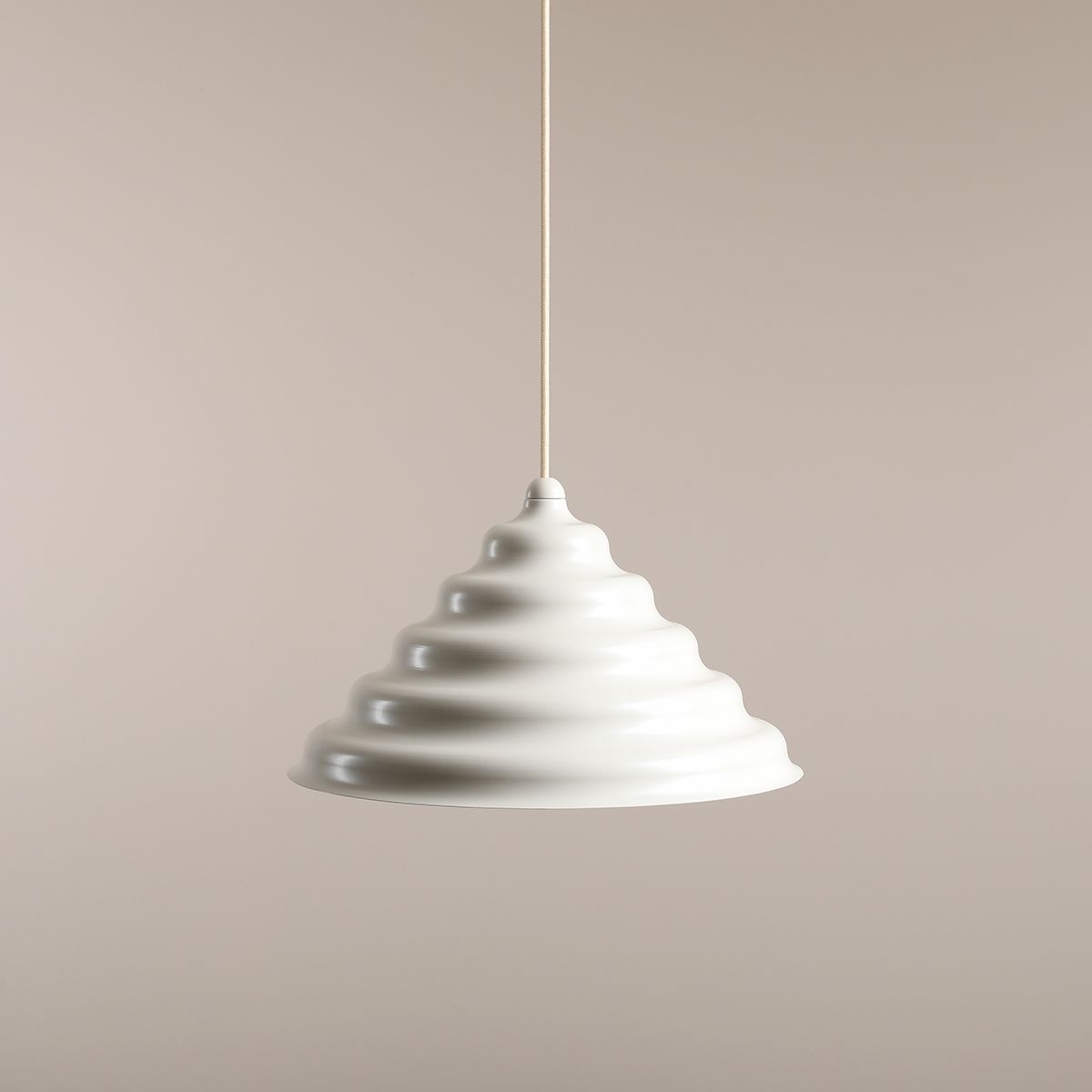 Wave Ø36 Blanc crémeux suspension De Artera - Wave est une suspension moderne au design rétro, ce qui en fait une lumière polyvalente qui s'intègre dans n'importe quelle maison.