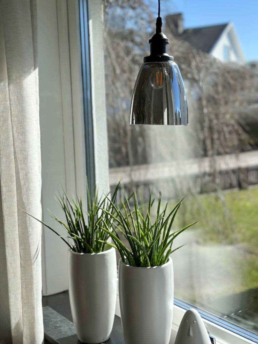 Niki Ø14 Couleur fumée lampe de fenêtre De Aneta Lighting - Niki est une lampe suspendue de fen&ecirc;tre simple et &eacute;l&eacute;gante qui donne &agrave; n'importe quelle pi&egrave;ce une atmosph&egrave;re chaleureuse avec ses d&eacute;tails noirs.