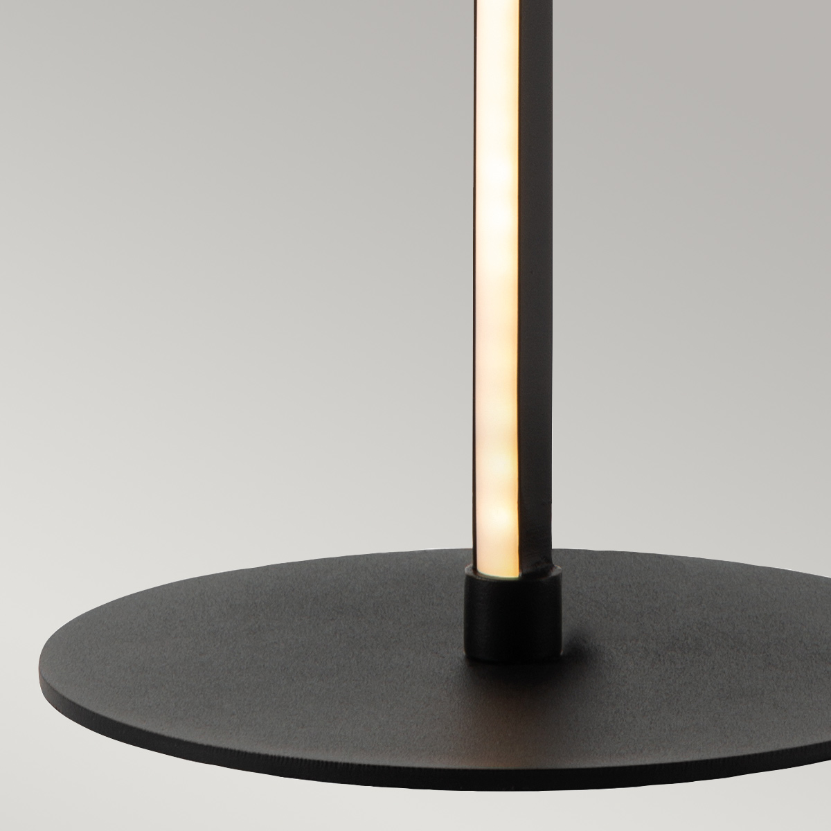 Flamingo 50cm Noir lampe de table De Elstead Lighting - Flamingo &auml;r en konstn&auml;rlig och elegant bordslampa som kombinerar modern design med skulptural estetik.