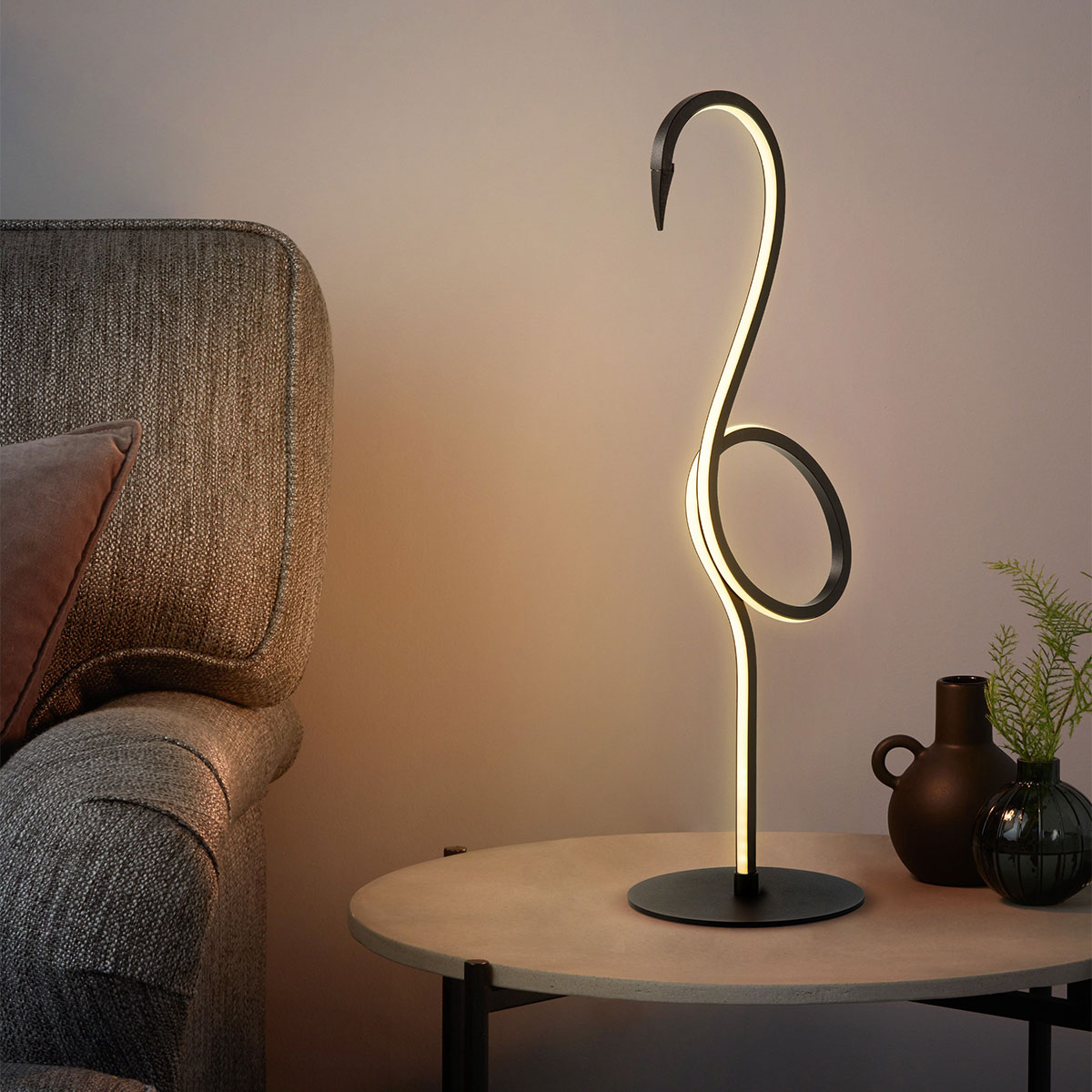 Flamingo 50cm Noir lampe de table De Elstead Lighting - Flamingo &auml;r en konstn&auml;rlig och elegant bordslampa som kombinerar modern design med skulptural estetik.