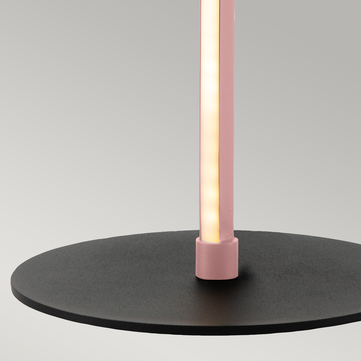 Flamingo 50cm Rose lampe de table De Elstead Lighting - Flamingo &auml;r en konstn&auml;rlig och elegant bordslampa som kombinerar modern design med skulptural estetik.