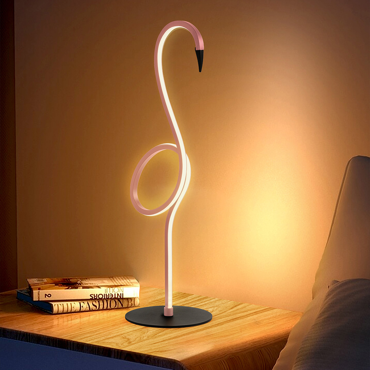Flamingo 50cm Rose lampe de table De Elstead Lighting - Flamingo &auml;r en konstn&auml;rlig och elegant bordslampa som kombinerar modern design med skulptural estetik.