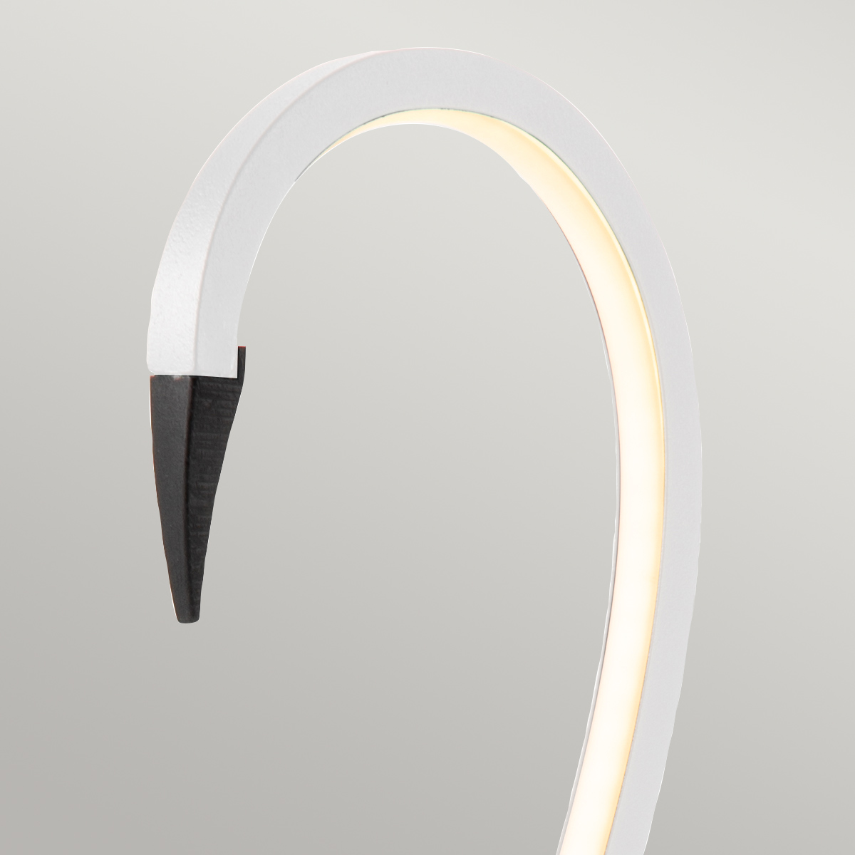 Flamingo 50cm Blanc lampe de table De Elstead Lighting - Flamingo &auml;r en konstn&auml;rlig och elegant bordslampa som kombinerar modern design med skulptural estetik.