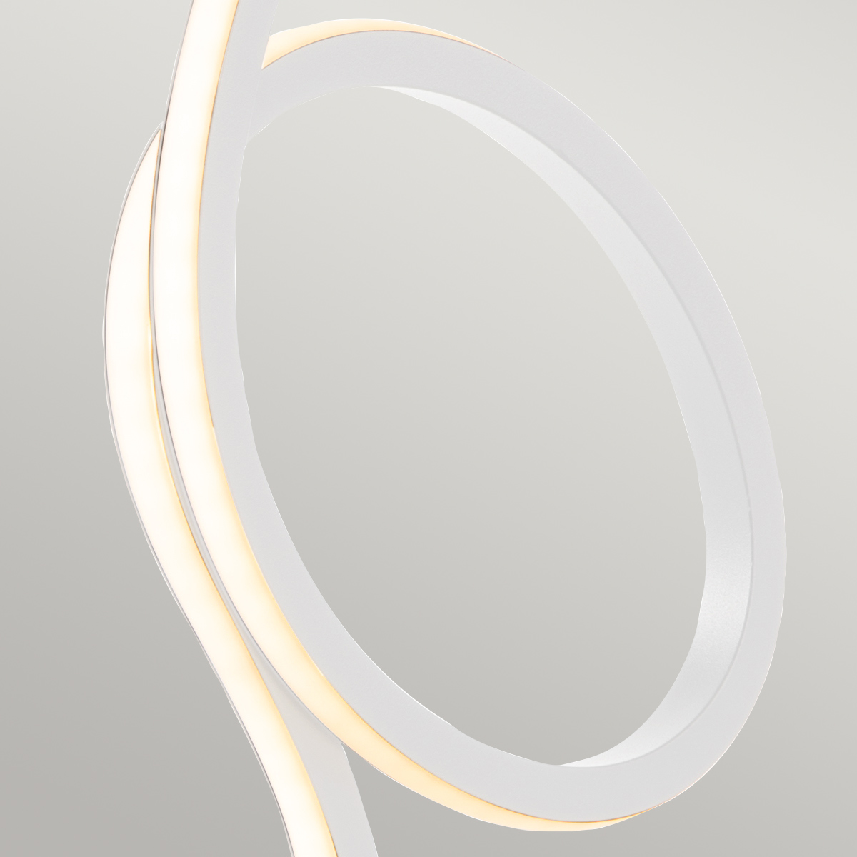 Flamingo 50cm Blanc lampe de table De Elstead Lighting - Flamingo &auml;r en konstn&auml;rlig och elegant bordslampa som kombinerar modern design med skulptural estetik.