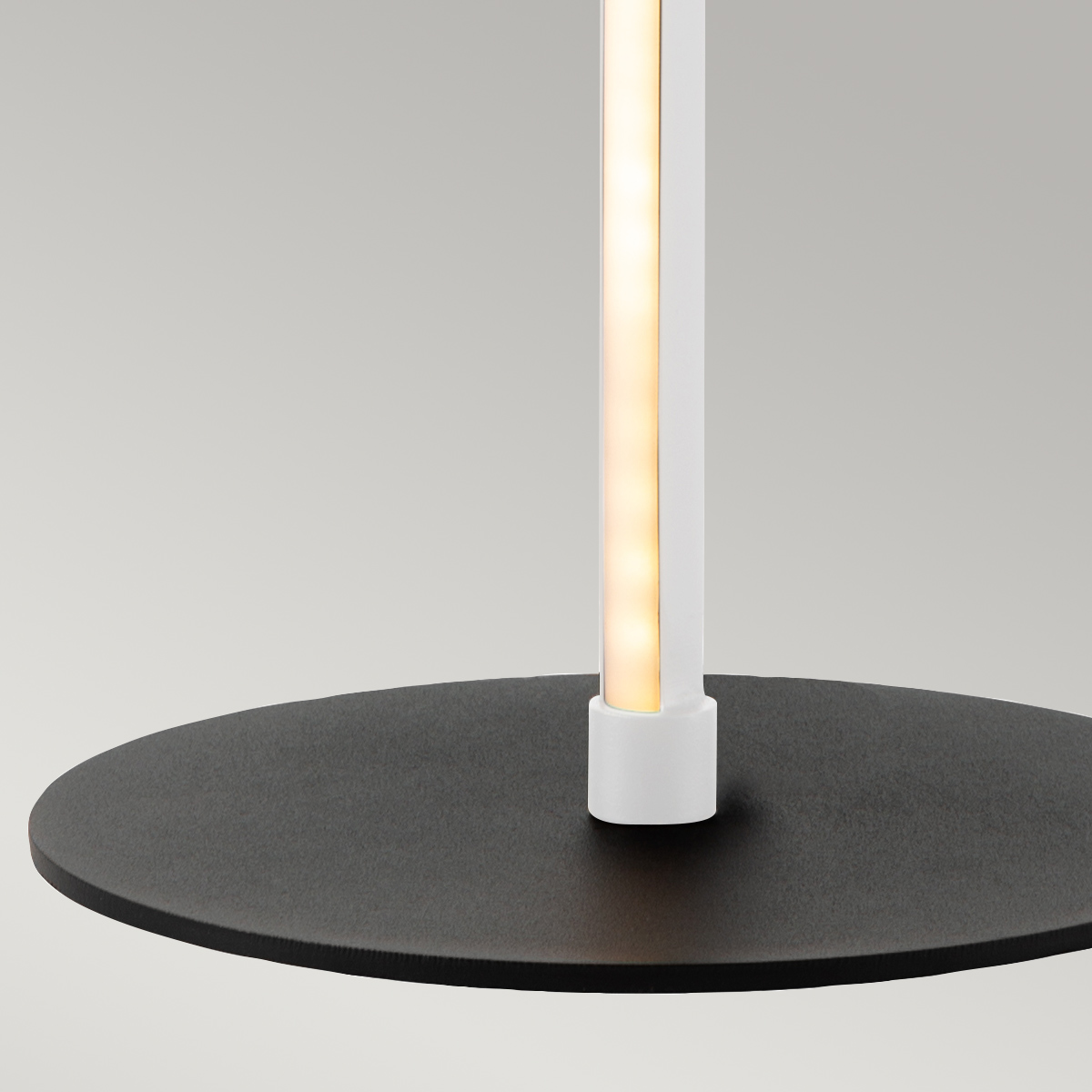 Flamingo 50cm Blanc lampe de table De Elstead Lighting - Flamingo &auml;r en konstn&auml;rlig och elegant bordslampa som kombinerar modern design med skulptural estetik.