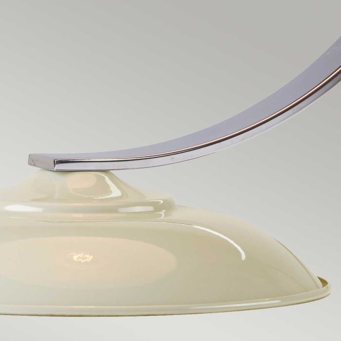 Franklin 46cm Blanc crémeux lampe de table De Elstead Lighting - Bordslampan Franklin har en elegant b&ouml;jd arm i polerad krom samt en spunnen metallsk&auml;rm och bas i blank gr&aring; finish.