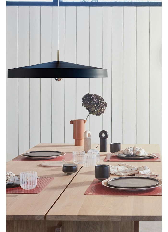 Hatto Ø65 Noir suspension De OYOY - Son abat-jour en forme de chapeau, inspir&eacute; du mot japonais &laquo;&nbsp;hatto&nbsp;&raquo;, lui conf&egrave;re un style moderne qui s'int&egrave;gre parfaitement &agrave; tous les int&eacute;rieurs.