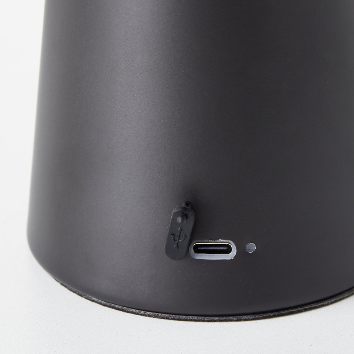 Muffin 18cm Noir portable De Brilliant - Muffin est une lampe de table portable d&eacute;corative en m&eacute;tal noir mat.