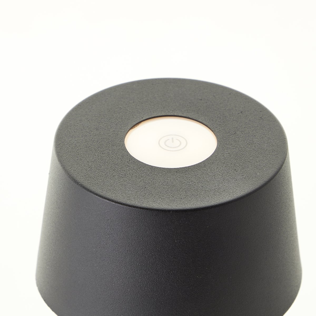 Jona 25cm Noir portable De Brilliant - Jona est adapt&eacute; &agrave; une utilisation en ext&eacute;rieur gr&acirc;ce &agrave; son indice de protection IP44, mais pour une dur&eacute;e de vie plus longue, il doit &ecirc;tre charg&eacute; et stock&eacute; &agrave; l'int&eacute;rieur.