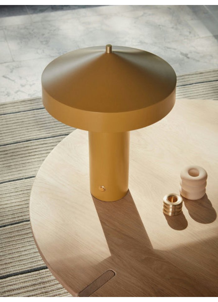 Hatto 40cm Jaune foncé lampe de table De OYOY - Elle fait partie de la célèbre série Hatto et est disponible en plusieurs coloris modernes.