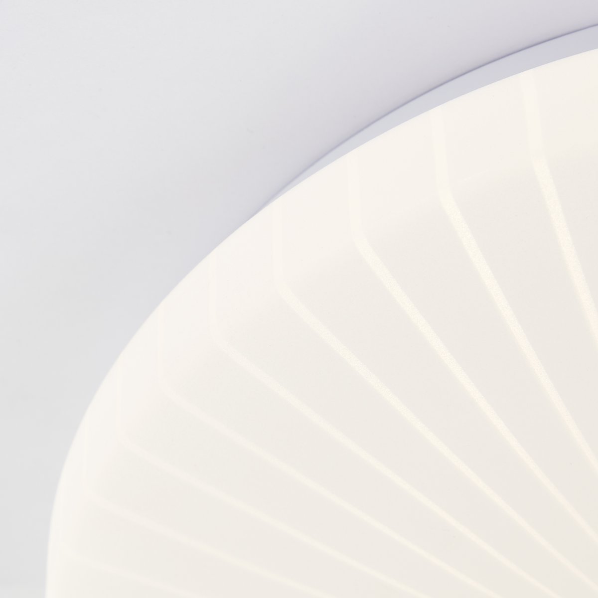 Fenja Ø26 Blanc plafonnier De Brilliant - La source lumineuse LED intégrée diffuse une lumière blanc chaud (3000 K) et une luminosité de 1400 lumens, idéale pour créer un environnement agréable et lumineux, comme un couloir ou une cuisine.