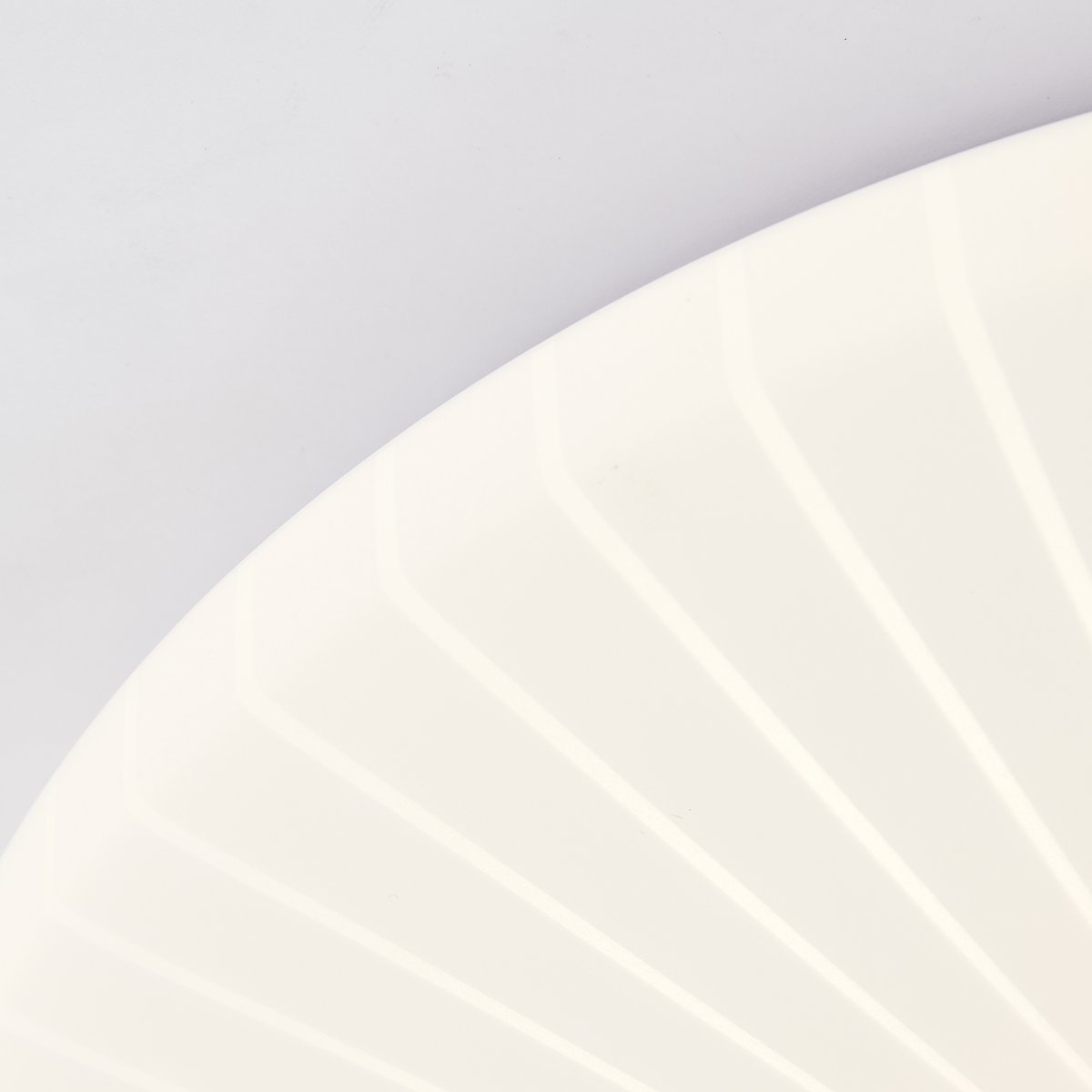 Fenja Ø34 Blanc plafonnier De Brilliant - La source lumineuse LED intégrée produit une lumière blanc chaud (3000 K) et une luminosité de 2600 lumens, idéale pour créer un environnement agréable et lumineux, comme un couloir ou une cuisine.