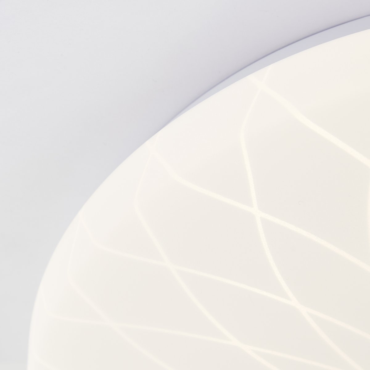 Farah Ø26 Blanc plafonnier De Brilliant - La source lumineuse LED int&eacute;gr&eacute;e produit une lumi&egrave;re blanc chaud (3000 K) et une luminosit&eacute; de 1400 lumens, id&eacute;ale pour cr&eacute;er un environnement agr&eacute;able et lumineux, comme un couloir ou une cuisine.