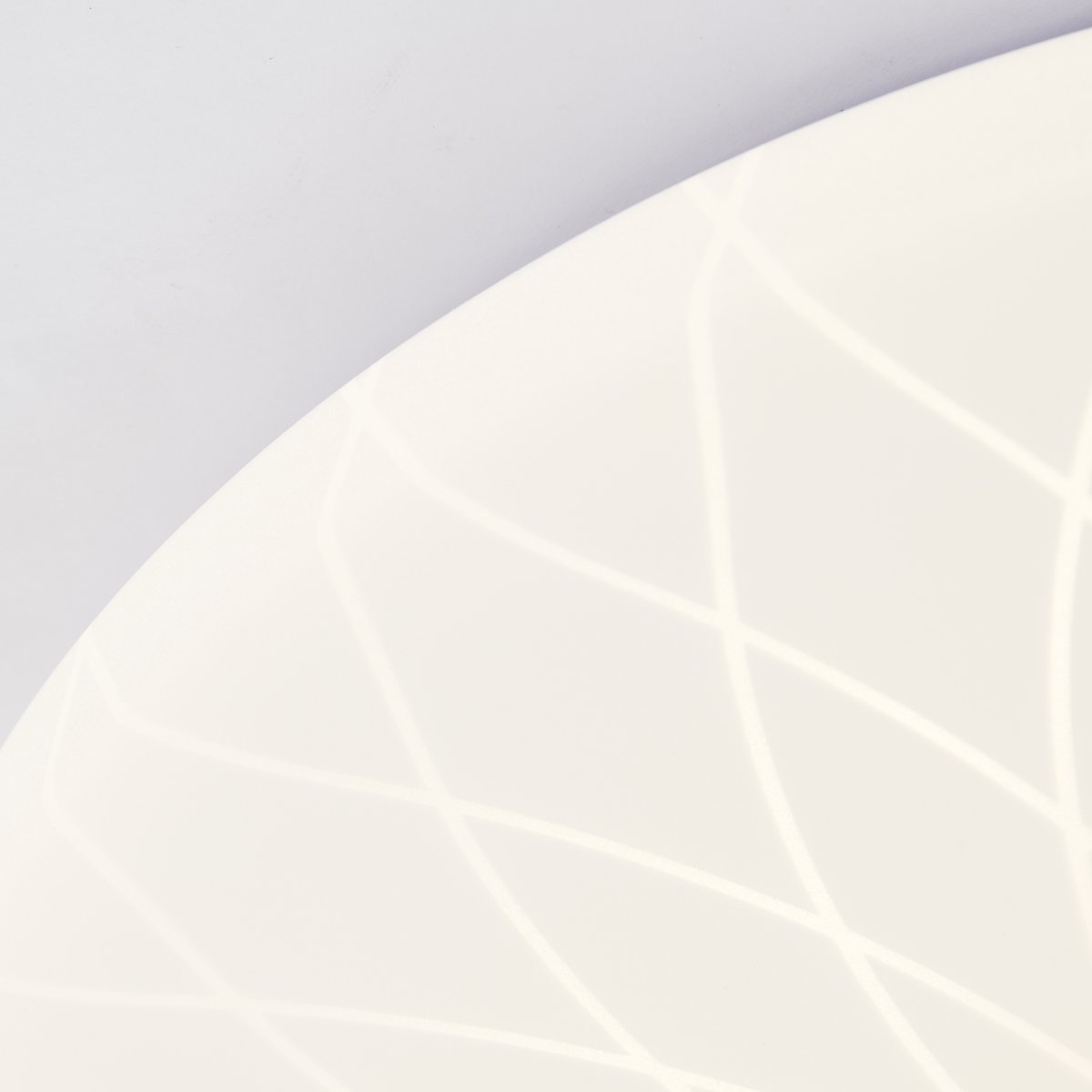 Farah Ø34 Blanc plafonnier De Brilliant - La source lumineuse LED int&eacute;gr&eacute;e produit une lumi&egrave;re blanc chaud (3000 K) et une luminosit&eacute; de 2600 lumens, id&eacute;ale pour cr&eacute;er un environnement agr&eacute;able et lumineux, comme un couloir ou une cuisine.