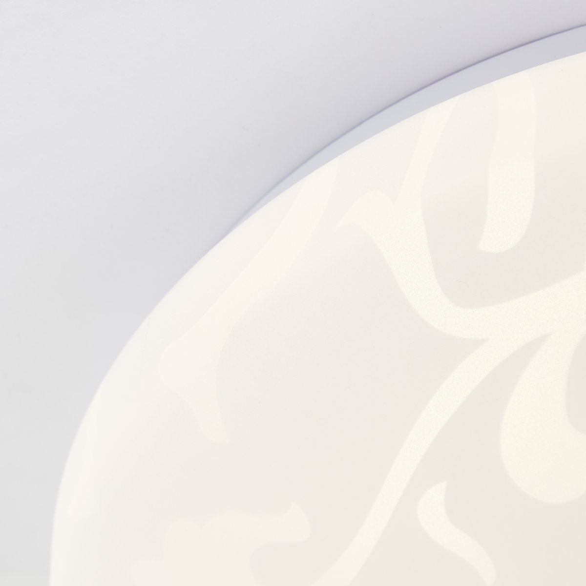 Clarica Ø26 Blanc plafonnier De Brilliant - La source lumineuse LED intégrée produit une lumière blanc chaud (3000 K) et une luminosité de 1400 lumens, idéale pour créer un environnement agréable et lumineux, comme un couloir ou une cuisine.