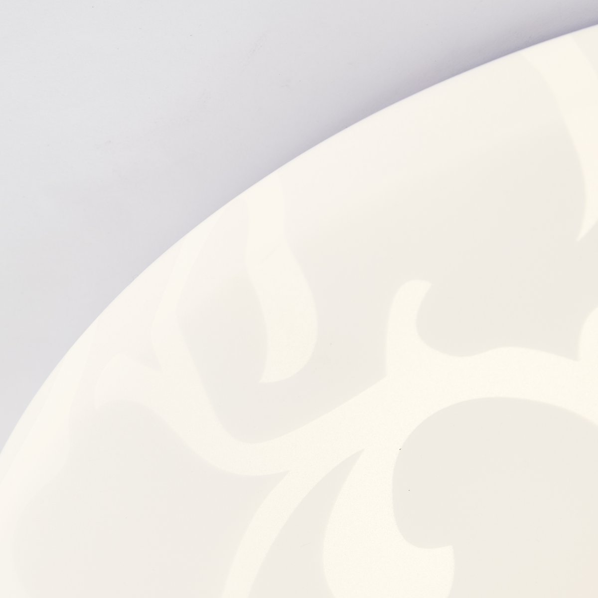 Clarica Ø34 Blanc plafonnier De Brilliant - La source lumineuse LED intégrée produit une lumière blanc chaud (3000 K) et une luminosité de 2600 lumens, idéale pour créer un environnement agréable et lumineux, comme un couloir ou une cuisine.