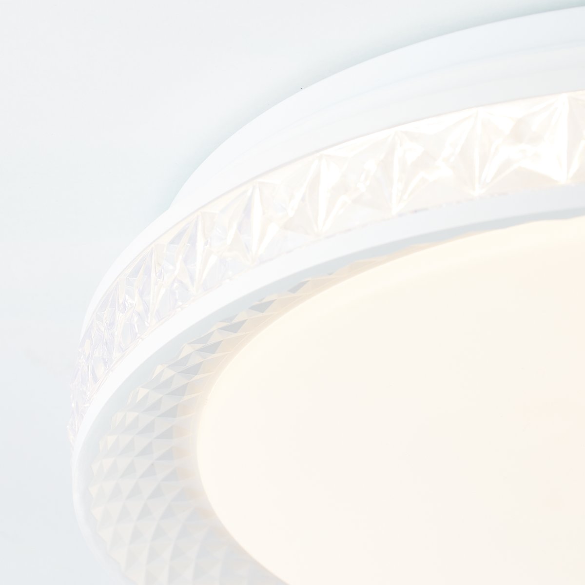Burlie Ø40 Blanc plafonnier De Brilliant - Son cadre prismatique cr&eacute;e un magnifique jeu de lumi&egrave;re dans la pi&egrave;ce lorsqu'il est allum&eacute;.