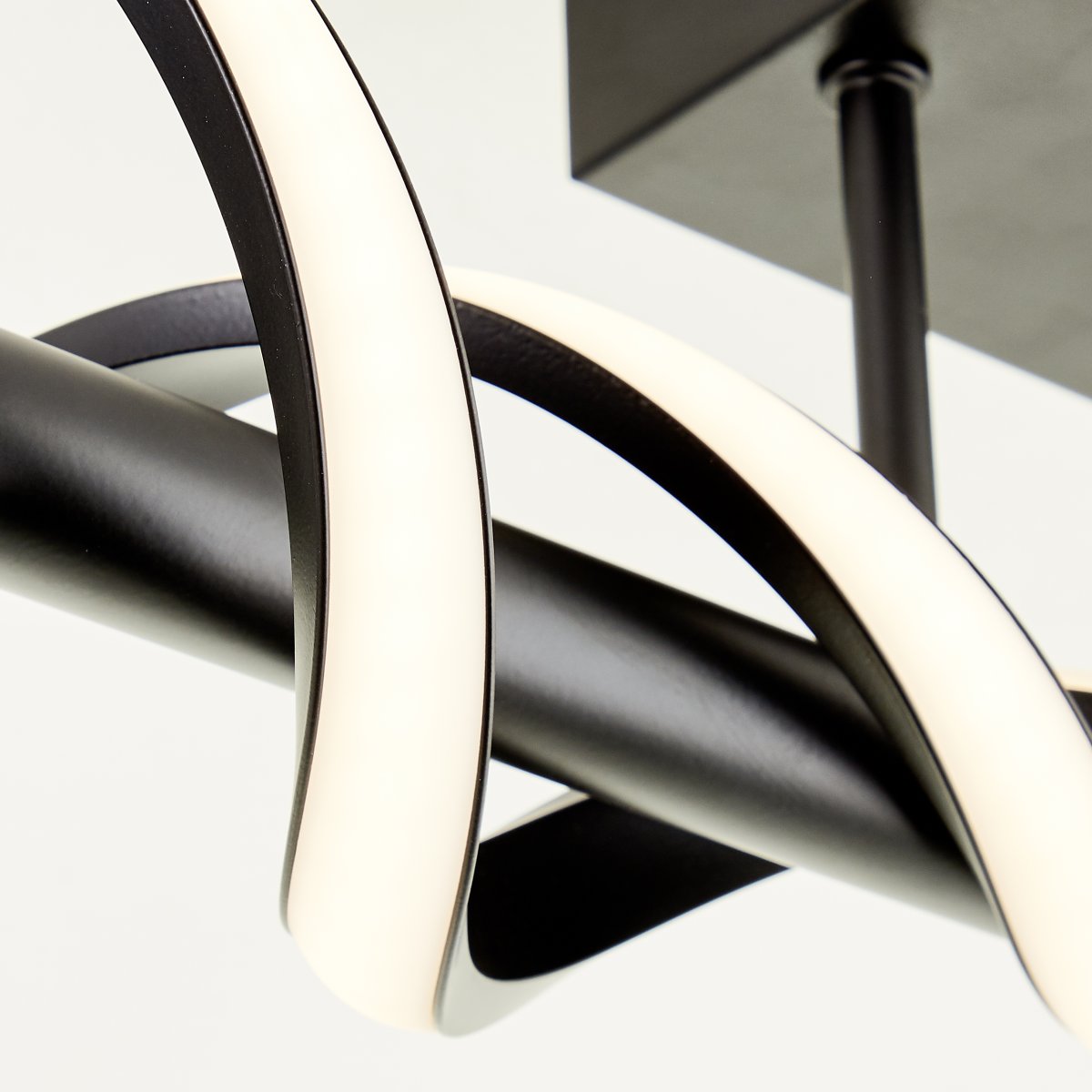 Amalie 95cm Noir plafonnier De Brilliant - Son intensit&eacute; lumineuse est r&eacute;glable sur trois niveaux, s'adaptant &agrave; tous les besoins et &agrave; toutes les occasions.