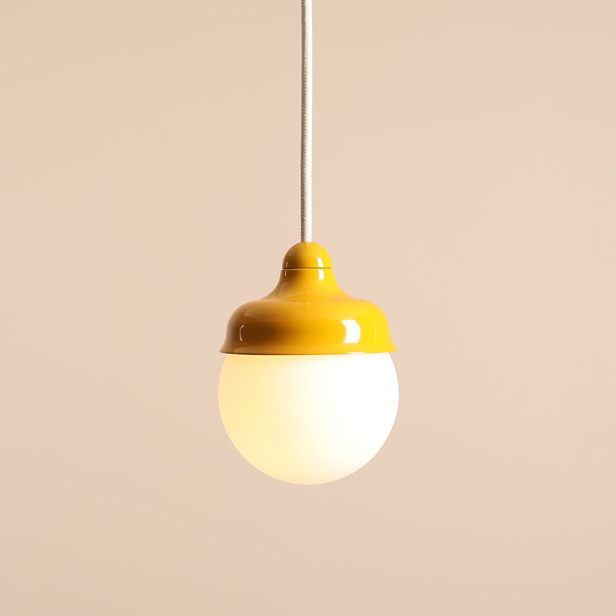 Wave Ø17 Jaune suspension De Artera - Il est recommandé d'en placer plusieurs en rangée au-dessus de la table à manger ou dans la cuisine.