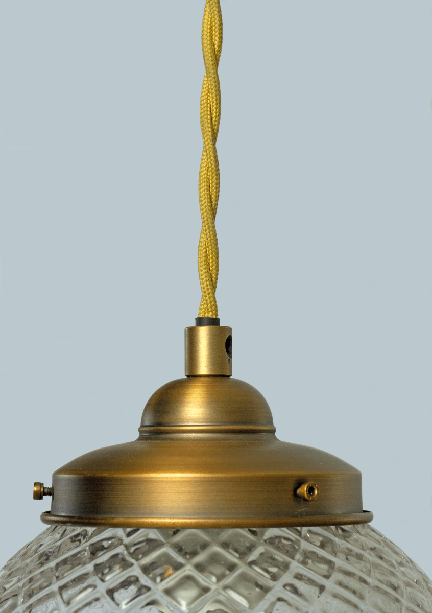 Gatsby Ø15 Laiton antique lampe de fenêtre De Aneta Lighting - Le verre textur&eacute; conf&egrave;re &agrave; la suspension un caract&egrave;re unique et cr&eacute;e un magnifique jeu de lumi&egrave;re une fois allum&eacute;e.