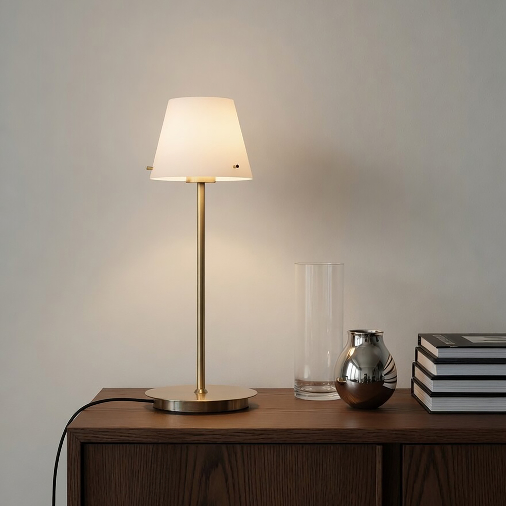 Gil 34cm Laiton satiné lampe de table De Herstal - Fabriqu&eacute;e en m&eacute;tal avec une finition laiton satin&eacute;, elle est dot&eacute;e d'un abat-jour en verre blanc diffusant une lumi&egrave;re douce et agr&eacute;able.