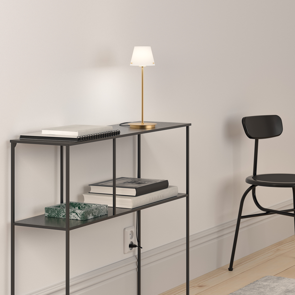 Gil 34cm Laiton satiné lampe de table De Herstal - Fabriquée en métal avec une finition laiton satiné, elle est dotée d'un abat-jour en verre blanc diffusant une lumière douce et agréable.