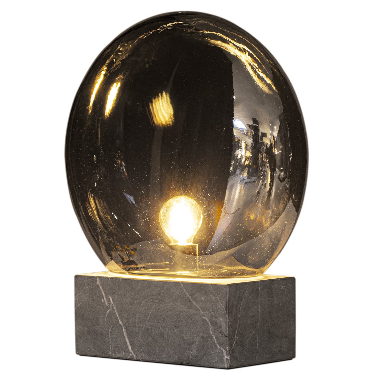 Glori 35cm Couleur fumée lampe de table De By Rydéns - Glori est une magnifique lampe de table dont l'alliance du marbre et du verre cr&eacute;e une harmonie captivante.