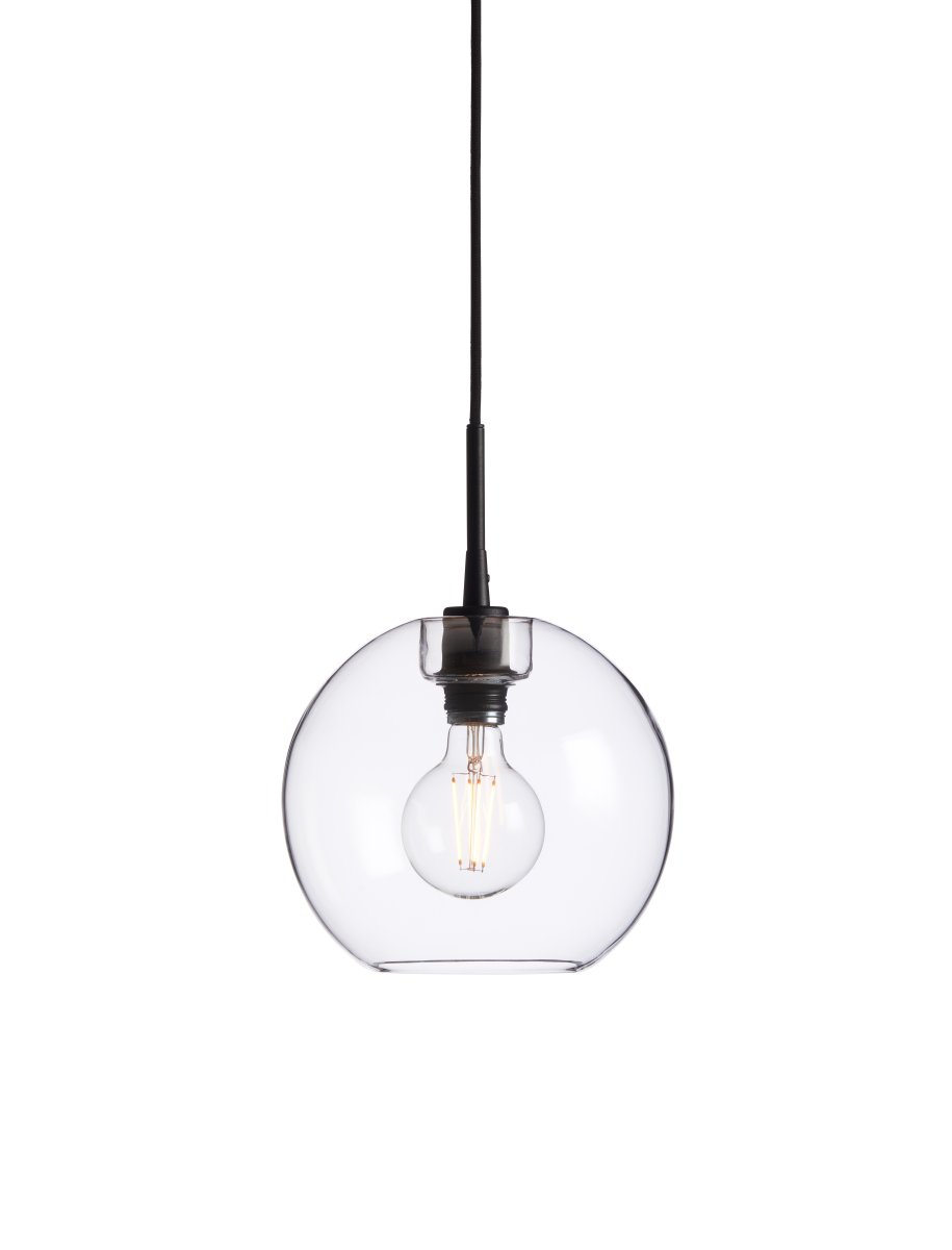  Gloria Ø26 Transparent/noir suspension De Belid - Chaque abat-jour est unique et peut contenir de fines bulles d'air qui soulignent le caract&egrave;re et le charme exclusif du luminaire.