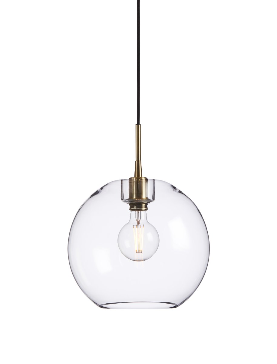 Gloria Ø32 Transparent/laiton suspension De Belid - L'abat-jour en verre est fait de verre souffl&eacute; &agrave; la bouche, ce qui signifie que chaque lampe a sa propre surface unique et que de petites bulles d'air peuvent appara&icirc;tre, ajoutant au caract&egrave;re de la lampe.