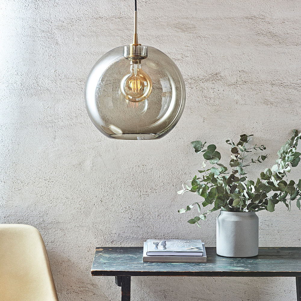 Gloria Ø32 Fumé/laiton suspension De Belid - Chaque abat-jour est unique et peut contenir de fines bulles d'air qui soulignent le caract&egrave;re et le charme exclusif du luminaire.